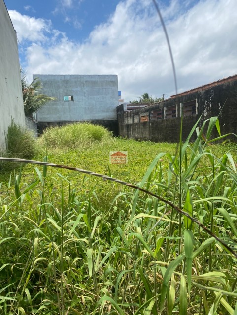 Terreno pé na areia em frente